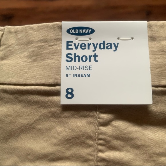 Old Navy w’s 8 - everyday short - mid-rise 8” - khaki Bermuda style - Picture 4 of 5